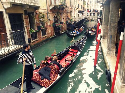 Gondola'nın İncisi! Gizemli ve Romantik Bir Yolculuk: Venedik Gölü'nde Bir Gondol Gezisi