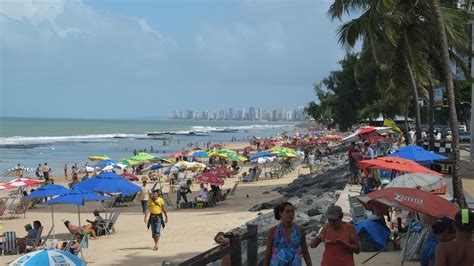  Recife's Boa Viagem Beach: A Playground of Sun, Sand, and...Shark Nets!