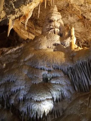  Huanglian Mountain’s Mystical Caves and Breathtaking Views Await!