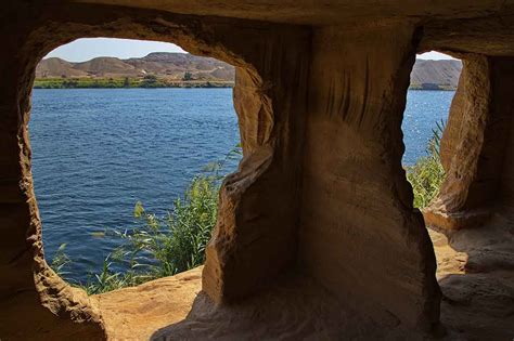  Jebel el-Silsila: Gizemli Bir Tapınak Kompleksi ve Tarihin İzleri